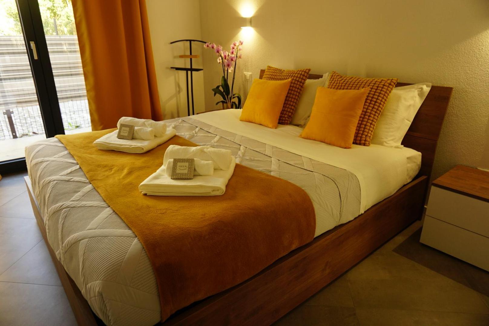 Elisa Apartments B - In Front Of The Walls Of ลุคคา ภายนอก รูปภาพ